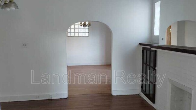 Foto del edificio - 2419 Woodstock Ave