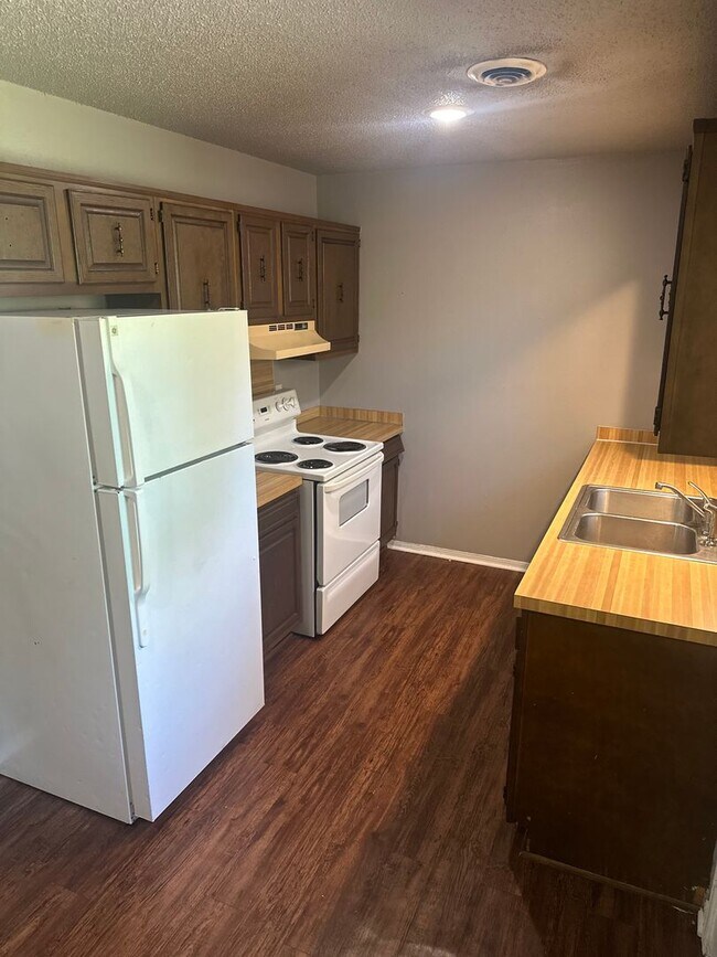 Foto del edificio - 2-Bedroom, 1-Bathroom Unit @ Rolling Oaks 4-Plex - Water Bill Included