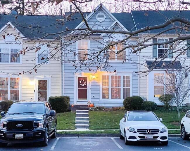 Foto del edificio - Cozy 3 BR/2 Full BA & 2 Half BA Townhome i...