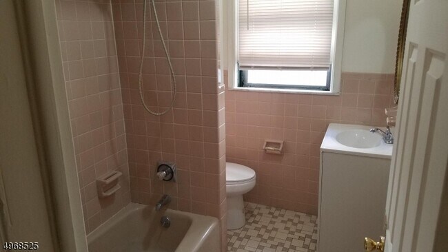 Foto del edificio - 111 Hollywood Ave