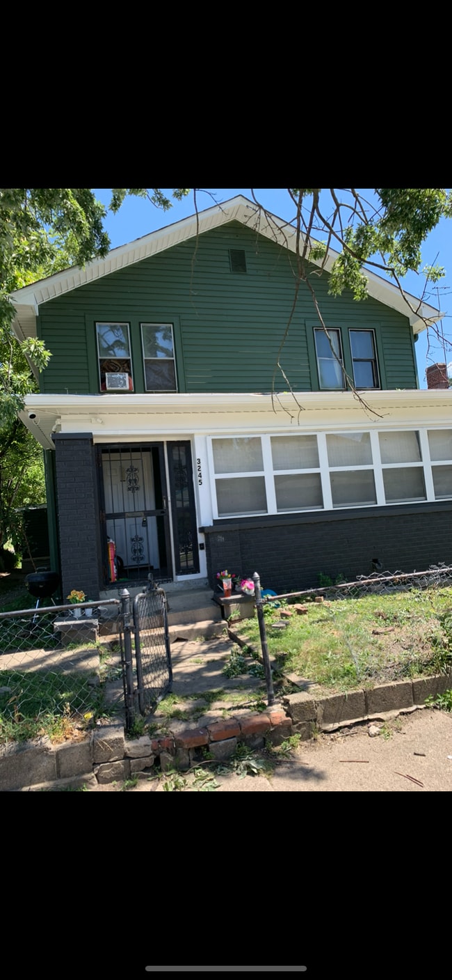 Building Photo - 3245 N Kenwood Ave