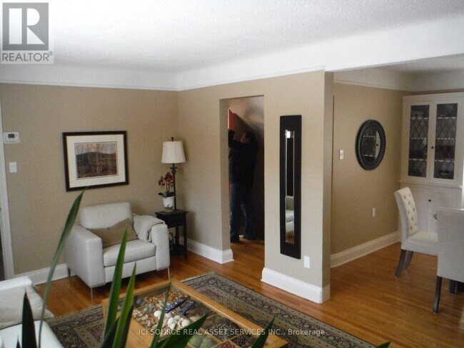 Building Photo - 40 Marlowe Crescent
