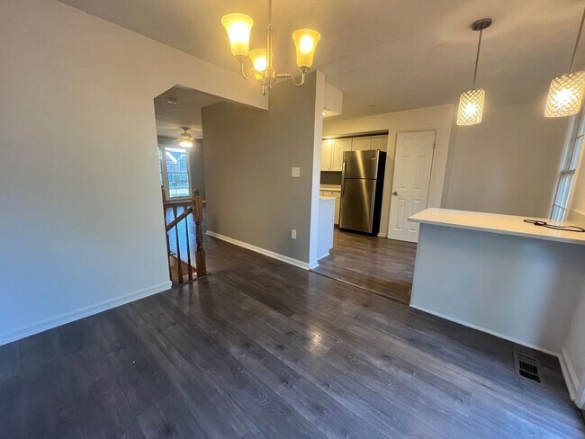 Building Photo - Lovely 3BR/ 2 Full/2 Half Bath EOG Townhou...