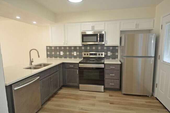 Foto del edificio - 2 BED 1.5 BATH TOWNHOUSE -WARR ACRES