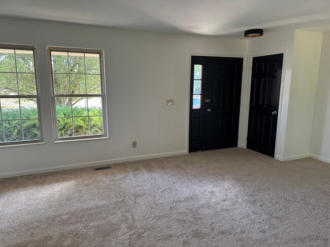 Building Photo - 4 Bedroom, 2.5 Bathroom Single Family Home...