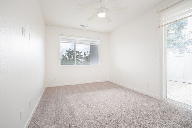 Building Photo - Beautifully Updated 3-Bedroom Detached hom...