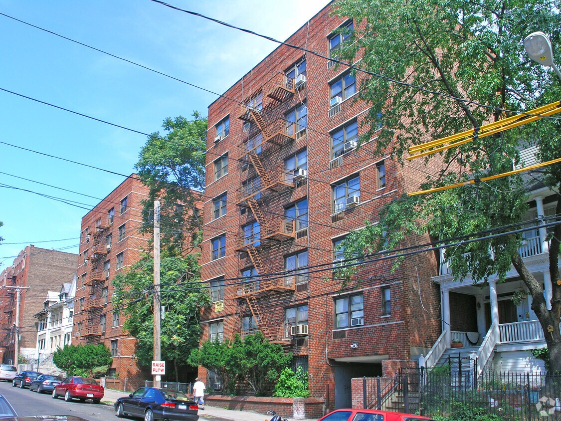Foto principal - 2670 Bainbridge Ave