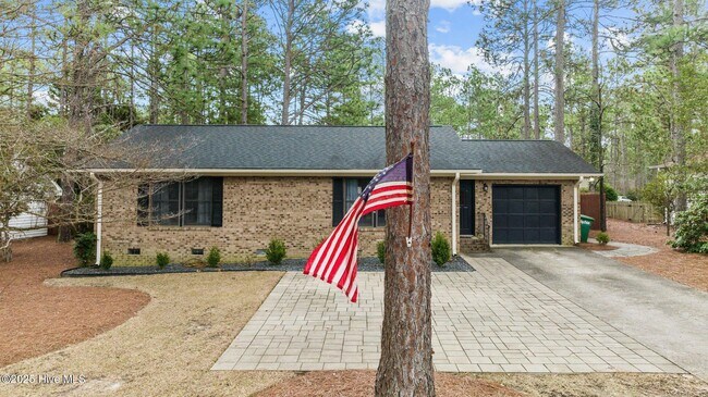 Foto del edificio - 1635 Longleaf Dr E
