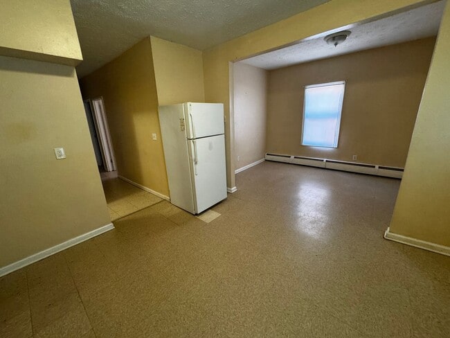 Building Photo - 4 Bedrooms 2 Bath Apartment with Heat and ...