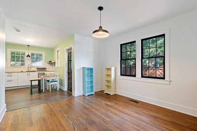 Foto del edificio - Lovely 2BR Home in Old West Durham with Fe...