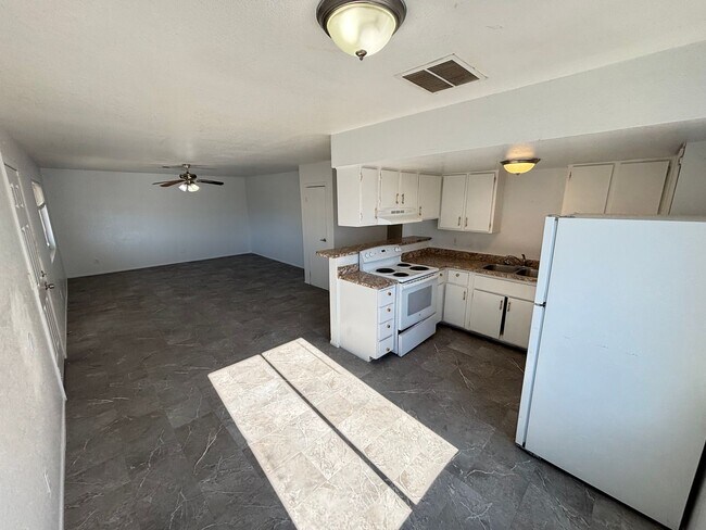 Foto del edificio - Charming 3Bed/1Bath apartment located in North Las Vegas— Enjoy Rent-Free Holidays!