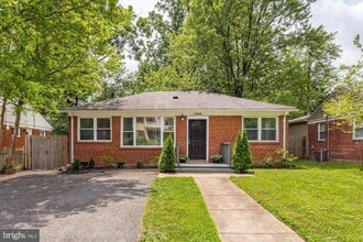 Building Photo - 2308 Linden Ln