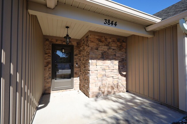 Building Photo - 3844 Coventry Dr