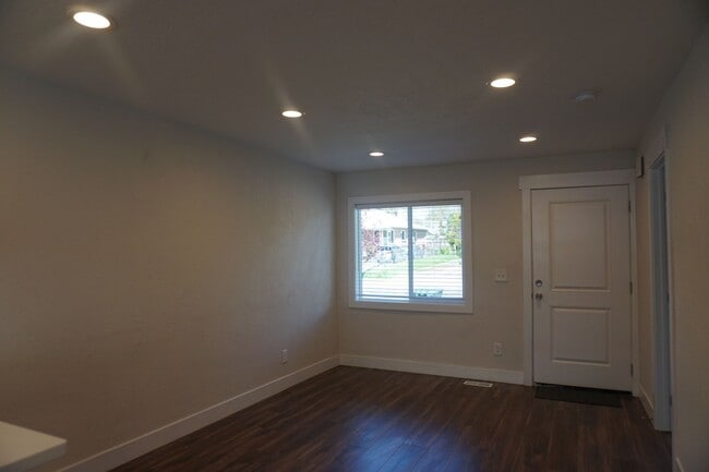 Building Photo - 500 E. Duplex