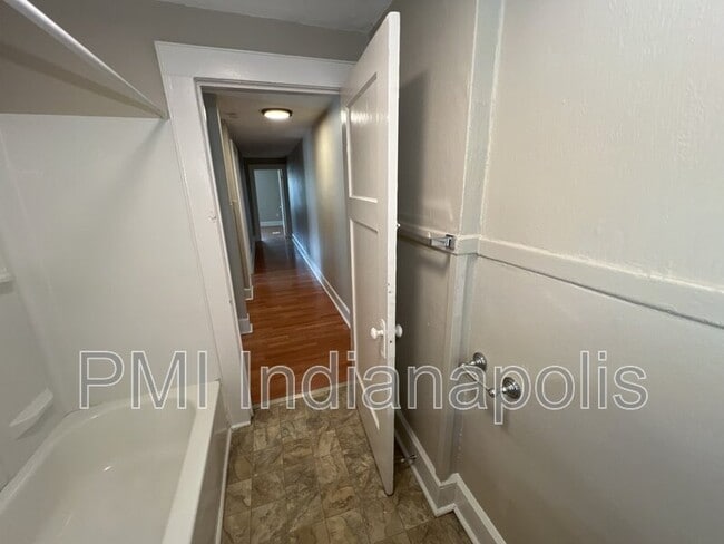 Foto del edificio - 310 N Riley Ave