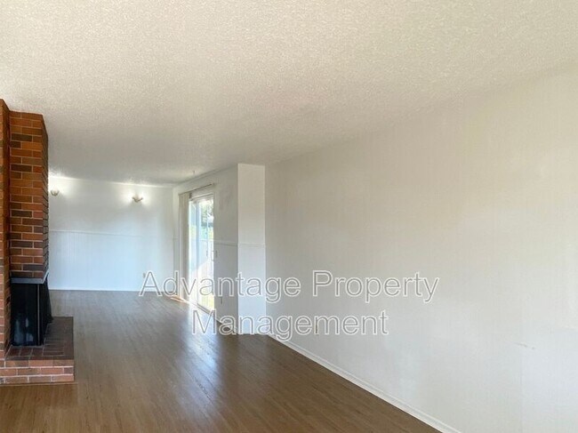 Building Photo - 585 NW Walnut Blvd