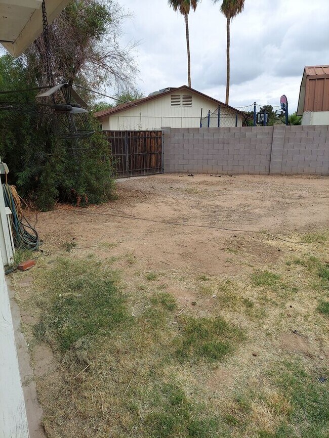 Building Photo - 2 bedroom, 1 bath with pool