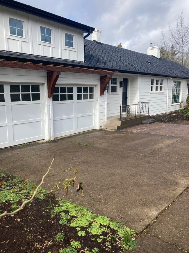 Building Photo - Fully Renovated 4 Bed Home w/ Fenced Backyard, W/D's in Unit.