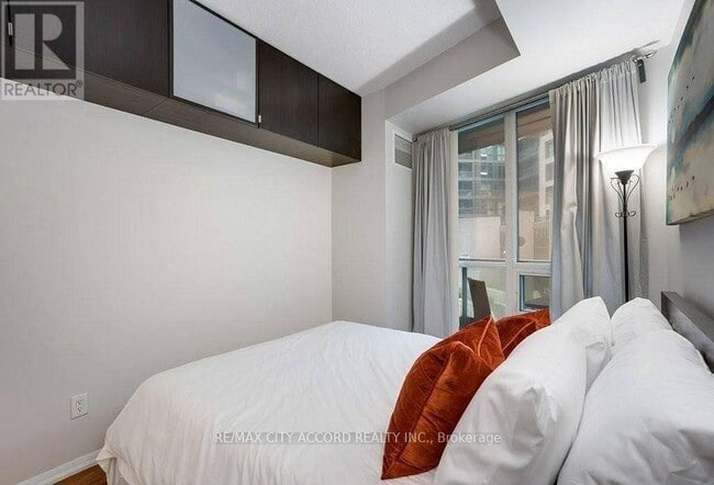 Building Photo - 231 Fort York Blvd