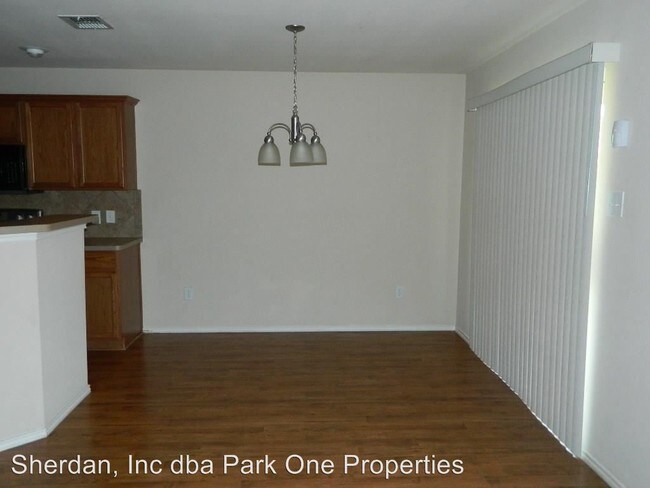 Foto del edificio - 2409 Emerald Ln