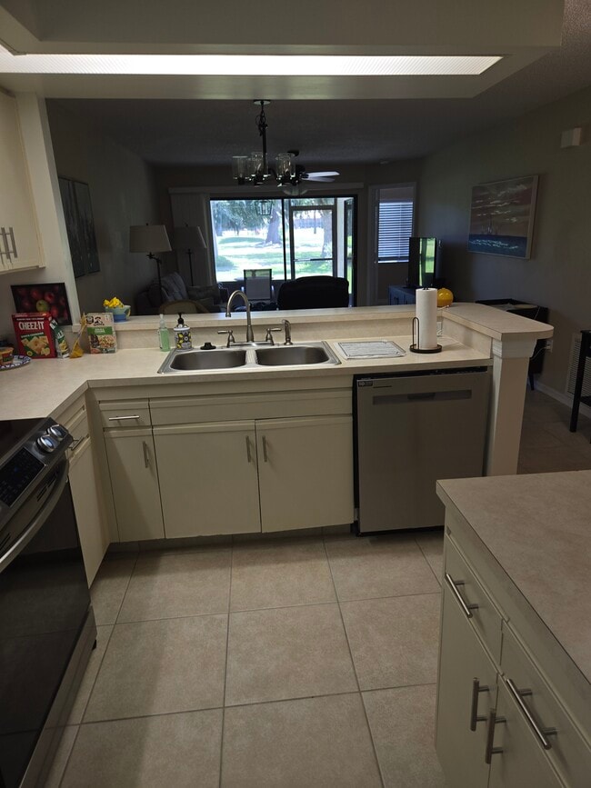 Building Photo - 1145 Country Club Dr