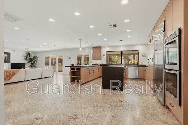 Building Photo - 3007 La Mesa Dr