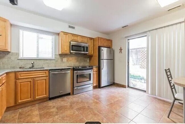Foto del edificio - Incredible 2-Bedroom Apartment in Queen Village with Parking! Available February 2026!