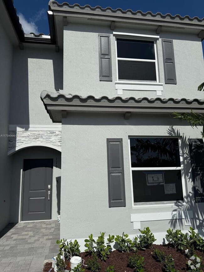 Building Photo - 116 NW 11th Ct
