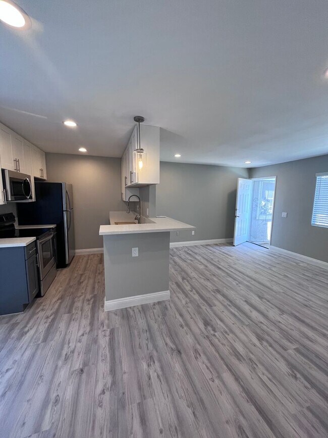 Foto del edificio - Beautifully Upgraded One Bedroom-One Bathroom Apartment in Talmadge