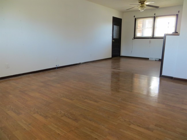 Building Photo - 1311 Crest Hill Dr