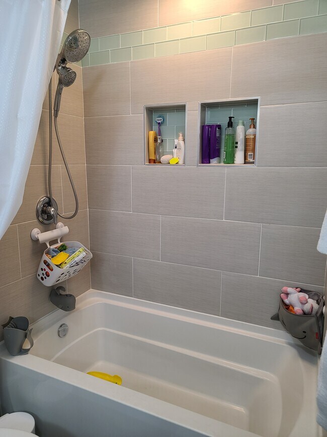 Bañera/ducha combinada en el baño principal - 3400 Santa Maria Way