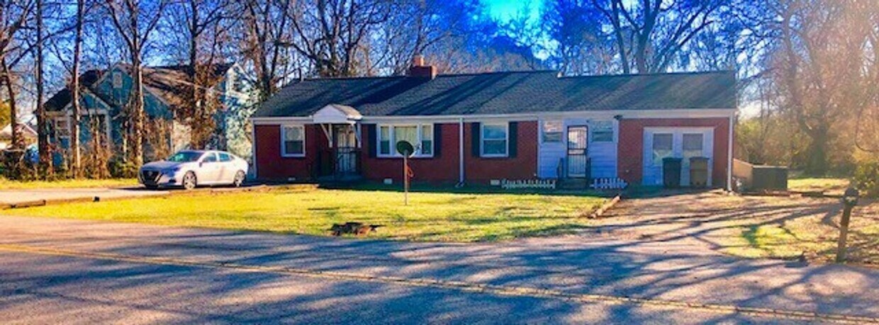 Foto principal - COMING SOON!!! Quaint Living Close to Down...
