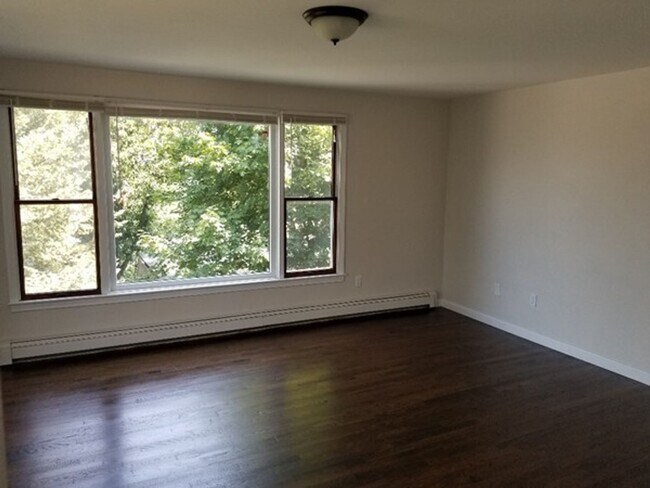 Foto del edificio - 4-bed/4-bath Modern Townhouse Oak Square