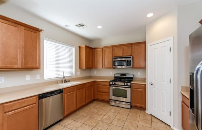 Building Photo - 2373 Rue Royale St