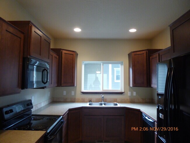 Building Photo - 3 Bed, 2.5 Bath in Post Falls, ID! Move-in...