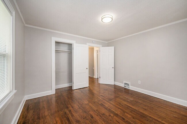 Foto del edificio - 2-bedroom, 1-bathroom duplex is located in...