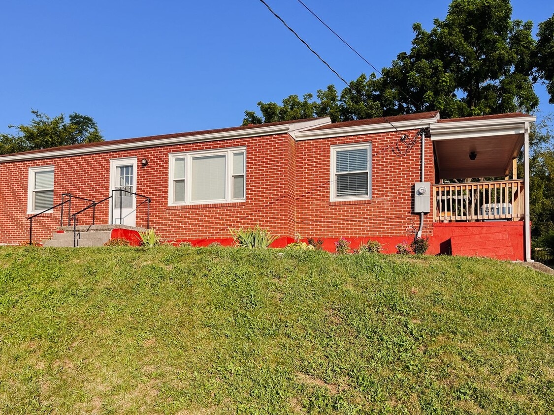 3 Bedroom, 1 Bath House - 3 Bedroom, 1 Bath House