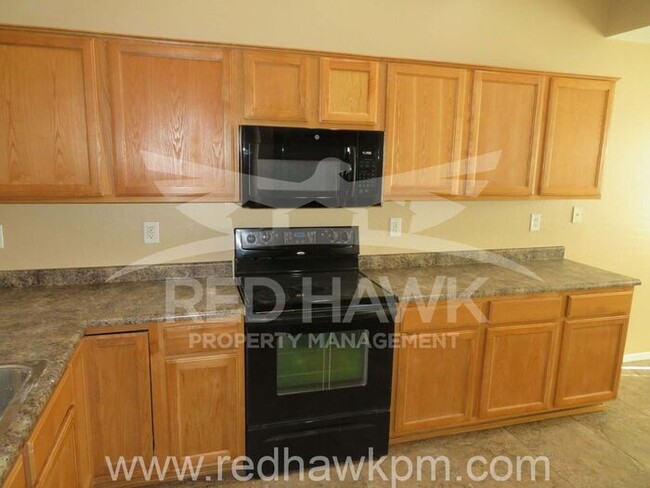 Building Photo - Gorgeous Three Bedroom, Two Bathroom Roger...