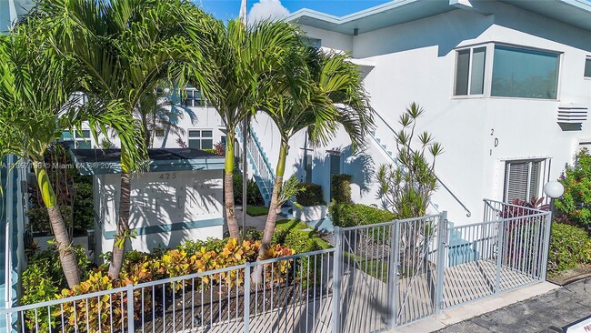 Building Photo - 425 Bayshore Dr