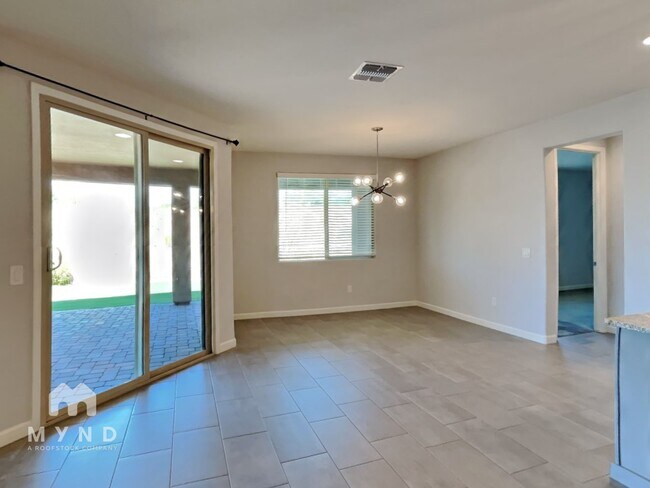 Building Photo - 720 E Silver Canyon Pl