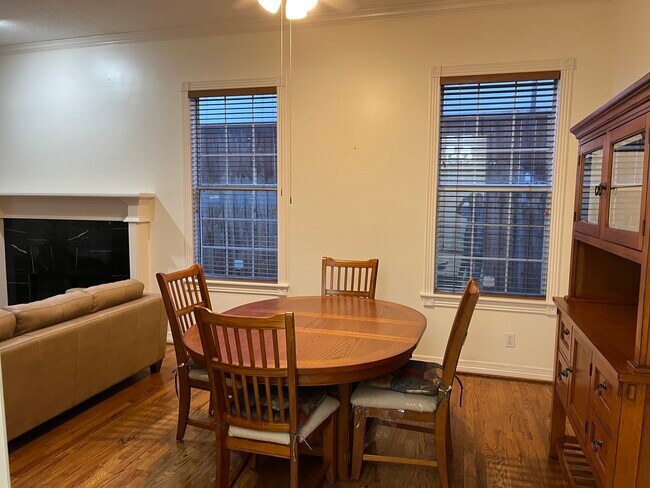 Building Photo - 6855 Bellgreen Dr