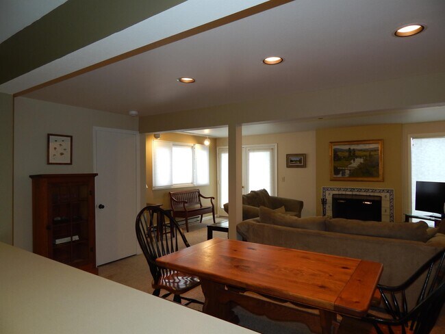 Building Photo - 420 Sagebrush Dr