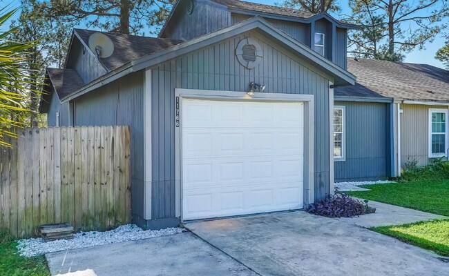 Foto del edificio - Charming and Conveniently Located Townhome...
