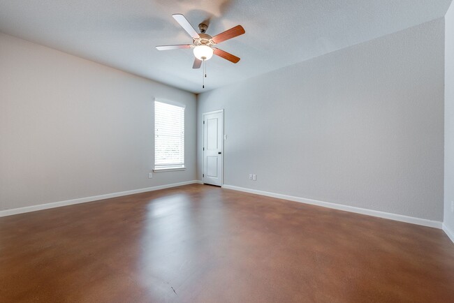 Foto del edificio - ** MOVE IN SUMMER 7/1/2027 ** 5 Bed 3 Bath...