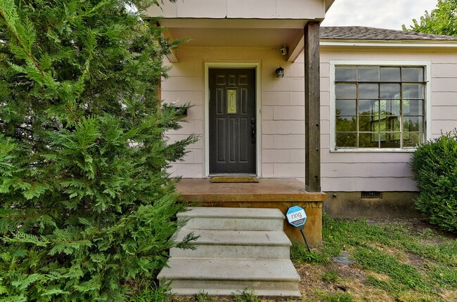 Building Photo - 408 W Daws St