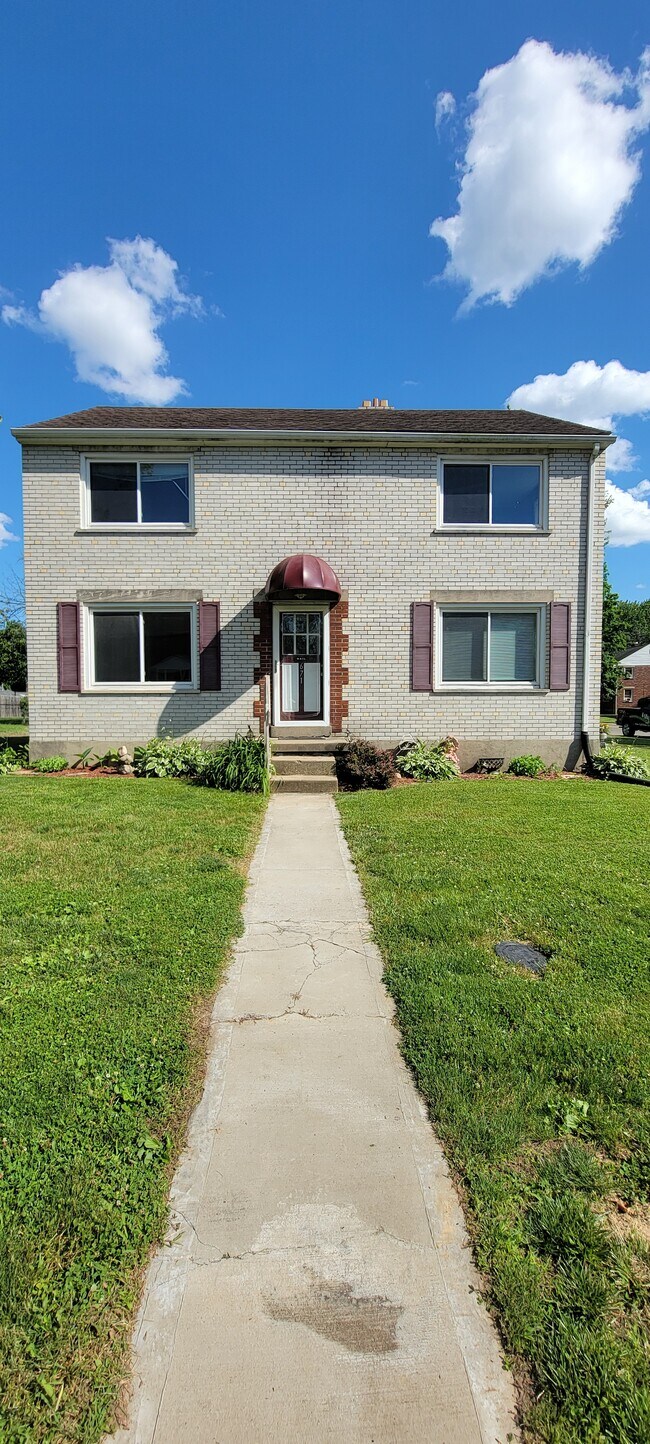 Building Photo - 671 Smith Ave