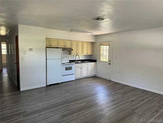 Foto del edificio - 6358 S Suncoast Blvd