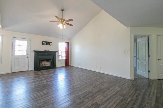 Foto del edificio - 1325 Meredith Way
