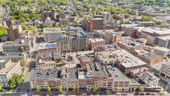 Building Photo - 140 Grand St