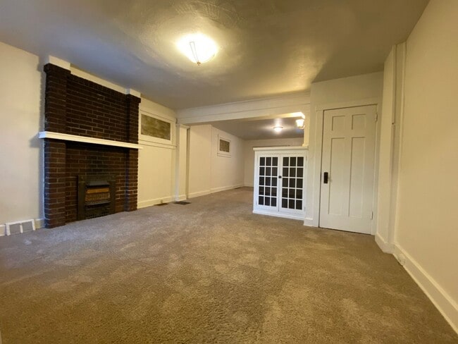 Building Photo - Updated 3 BR Apartment in Fantastic Squirrel Hill Location! CALL TODAY!